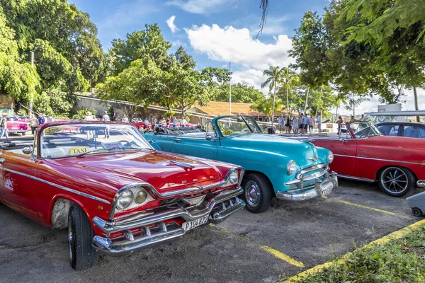 Habana Cuba 2019 November Havanna Utcáin Parkolt Évekbeli Amerikai Autók — Stock Fotó