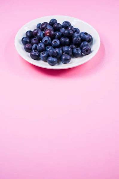 Fresh Organic Blueberries White Plate Pink Color Background — Stock Photo, Image
