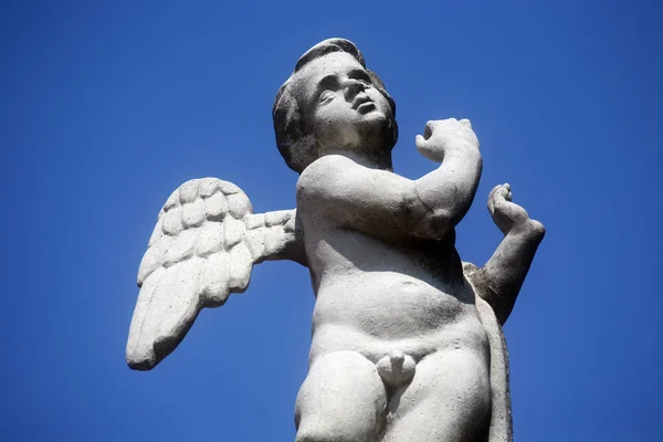Een Lage Hoek Opname Van Een Standbeeld Van Een Engel — Stockfoto