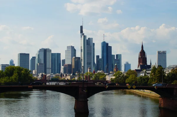 Frankfurter Skyline Hinter Der Ignatz Bubis Brücke Main Dom Commerzbank — Stockfoto