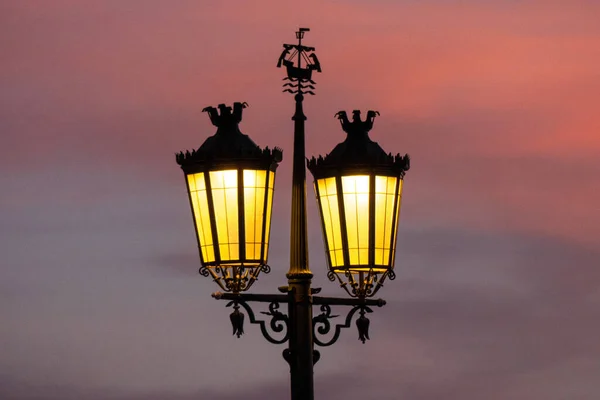 Gün Batımında Pembe Mor Bulutlu Altın Işıklı Sokak Lambası — Stok fotoğraf