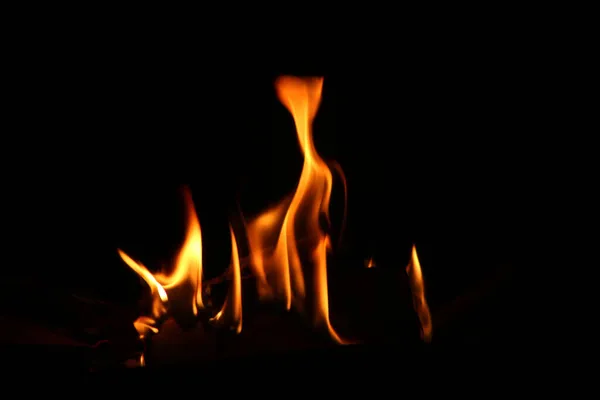 暗闇の中で炎が燃える — ストック写真