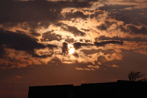 劇的な夕日の上の建物のシルエット — ストック写真