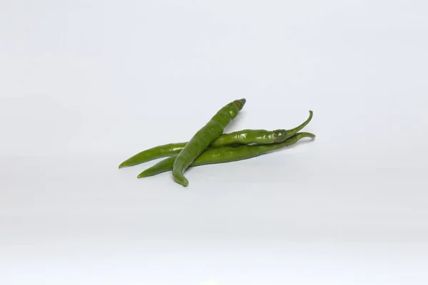 Een Close Van Lange Groene Chili Pepers Geïsoleerd Een Witte — Stockfoto