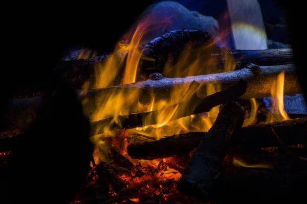 Lagerfeuer Feuer Und Asche Blaue Und Gelbe Farben — Stockfoto