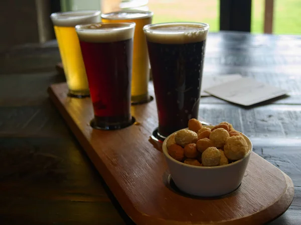 Quattro Bicchieri Birra Rinfrescante Una Ciotola Pistacchi Nel Bar — Foto Stock