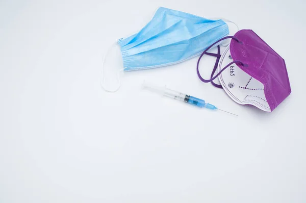 Isolated Respiratory Mask Syringe White Background Wit Text Space — Stock Photo, Image