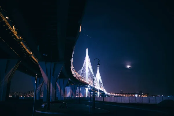 Eine Schöne Beleuchtung Der Städtischen Gebäude Und Brücke Der Nacht — Stockfoto