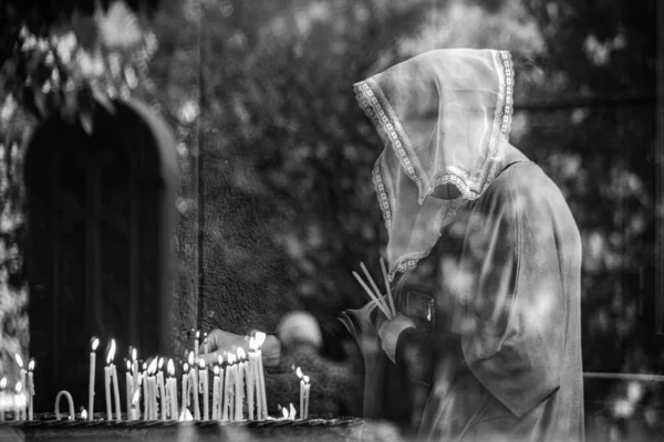 Gråskala Bild Kvinna Med Slöja Tända Ljus Kyrkan — Stockfoto