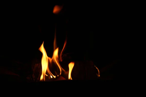 暗闇の中で炎が燃える — ストック写真