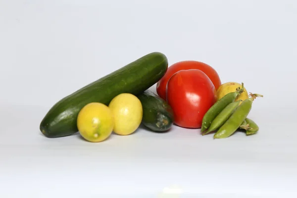 Een Close Van Verse Rauwe Komkommers Tomaten Citroenen Bonen Geïsoleerd — Stockfoto