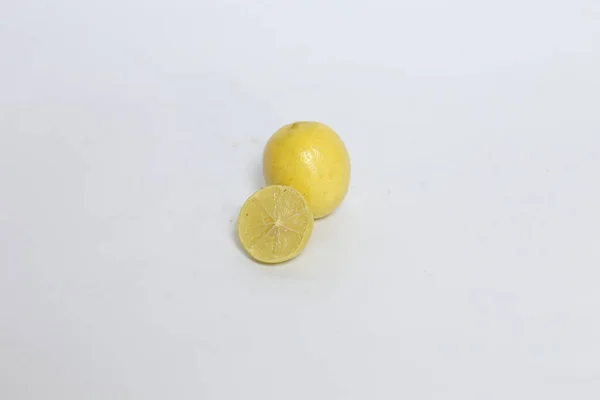 Крупный План Спелого Лимона Изолированного Белом Фоне — стоковое фото