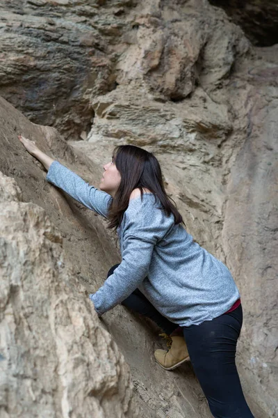 Jovem Aprendendo Rock Escalada Alta Montanha Com Suéter Azul Meias — Fotografia de Stock