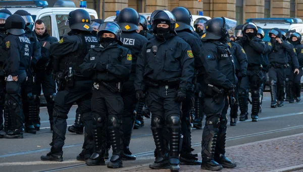 Leipzig Německo Listopadu 2020 Plně Ozbrojení Němečtí Policisté Chrání Demonstraci — Stock fotografie
