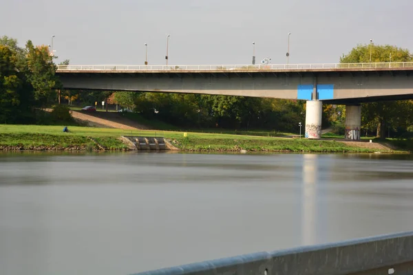 Detailní Záběr Mostu Přes Řeku Vedle Zelené Trávy — Stock fotografie