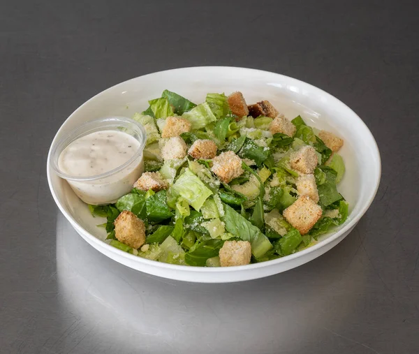 Close Uma Tigela Salada Caesar Com Molho Uma Mesa Cinza — Fotografia de Stock