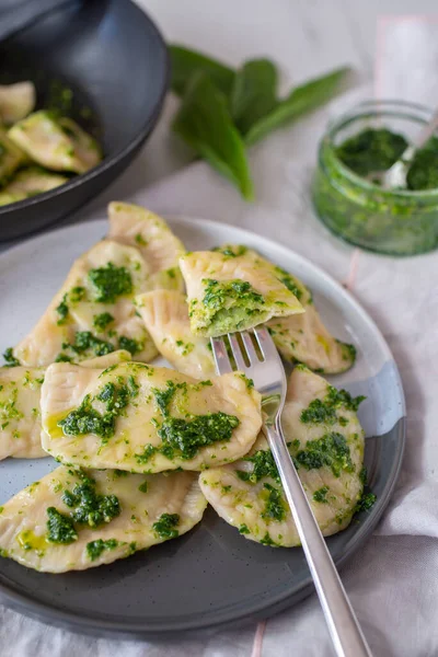 Disparo Vertical Deliciosos Ravioles Con Salsa Pesto Plato Sobre Mesa — Foto de Stock