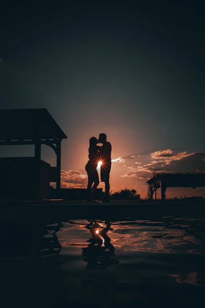 Silhouette Una Coppia Romantica Che Bacia Contro Cielo Tramonto — Foto Stock