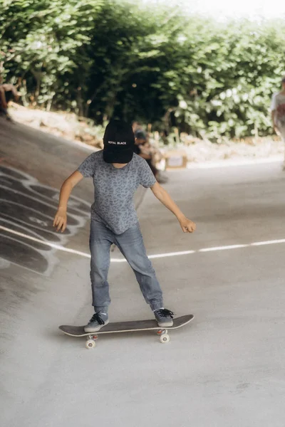 Sarajevo Bosnia Herzegovina Jun 2021 Een Jongetje Skateboardt Skatepark Onder — Stockfoto