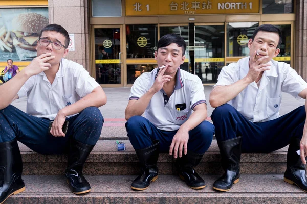 台员楼 2017年10月26日 三名工人在台北总站外抽烟 — 图库照片