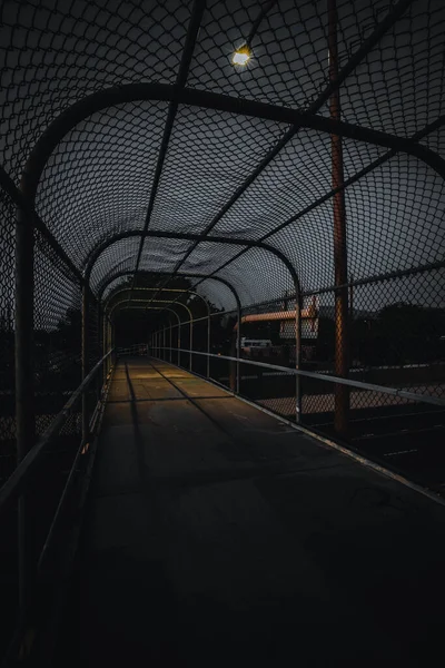 Eine Leere Käfigbrücke Der Nacht — Stockfoto