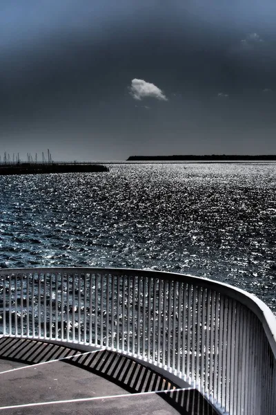 Eiserne Geländer Treppenhaus Mit Glitzerndem Meer Und Schönwetterwolke — Stockfoto