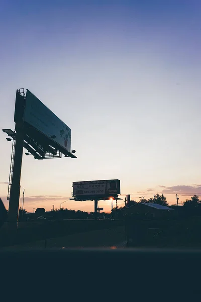 Sylwetka Billboardów Wzdłuż Ulicy Tle Nieba Zmierzchu — Zdjęcie stockowe