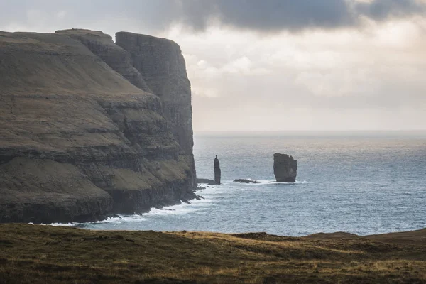 Крутые Скалы Фарерских Островов Вертикальные Скалы Огромные Скалистые Скалы Захватывающий — стоковое фото