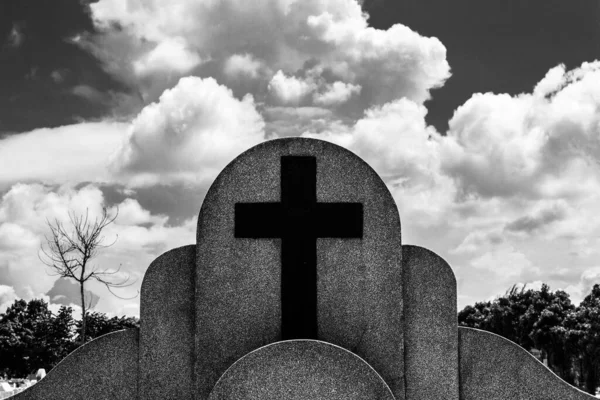 Een Grijsschaal Van Een Grafsteen Met Een Kruis Een Begraafplaats — Stockfoto