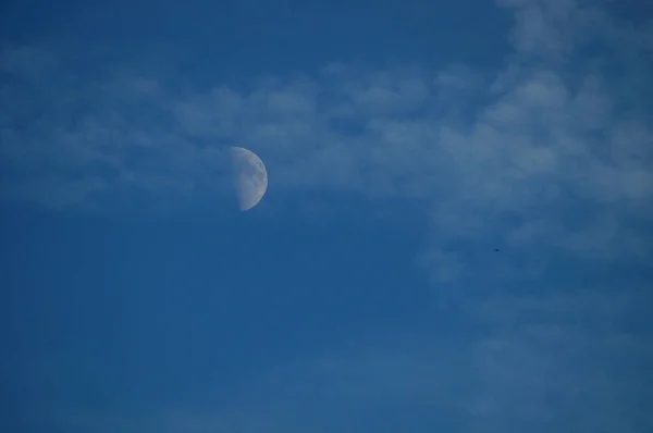在夜空中 月亮的细节是美丽的 这里似乎是云海的一部分 — 图库照片