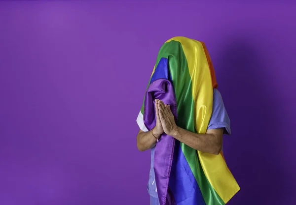 彼の頭を覆うLgbtiの旗を持つ認識できない人 プライド コンセプト コピースペース付き紫の背景 — ストック写真