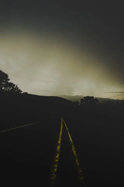 Vertical Shot Empty Road Yellow Indicator Lines Dusk Sky — Stock Photo, Image