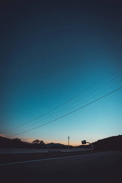 Tom Gata Och Elektriska Kablar Mot Ombre Soluppgång Himmel — Stockfoto