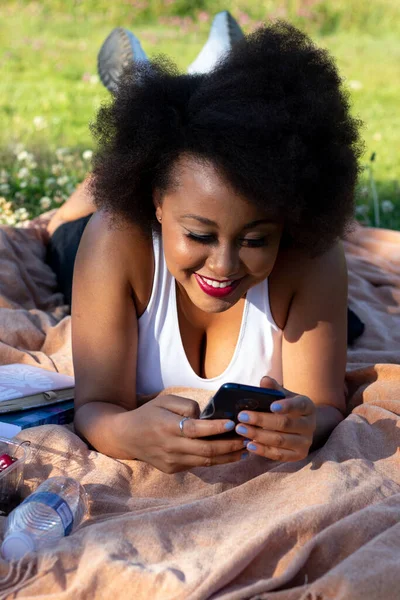 Een Afro Amerikaanse Vrouw Die Graag Naar Haar Telefoon Kijkt — Stockfoto
