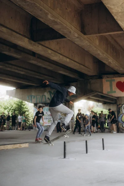 Sarajevo Bosnia Herzegovina Junio 2021 Adolescente Patina Parque Skate Debajo — Foto de Stock