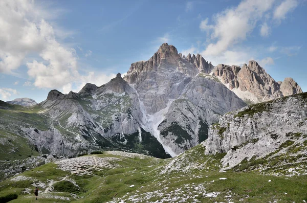 Panorama Widok Góry Rugged Skały Zielone Maedows Doliny Dolomity Tyrol — Zdjęcie stockowe