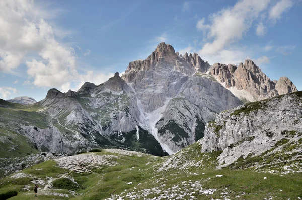 Panorama Bergsutsikt Karga Klippor Gröna Maedows Och Dalar Dolomiter Sydtyrolen — Stockfoto