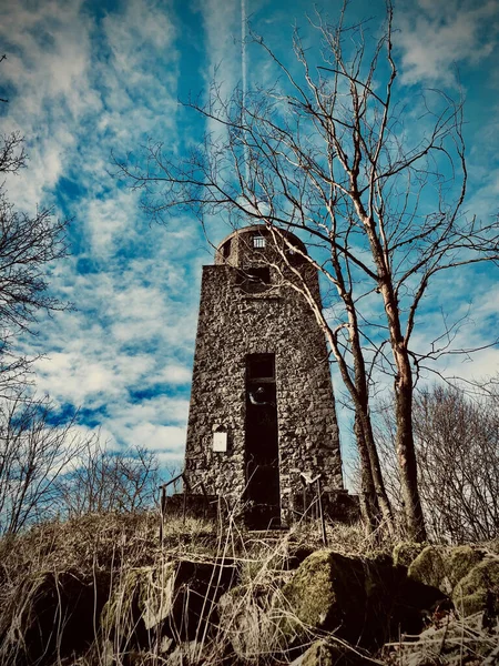 Plano Vertical Viejo Campanario Vintage Bajo Cielo Azul — Foto de Stock