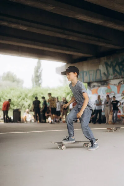 Sarajevo Bosnia Herzegovina Jun 2021 Een Jongetje Skateboardt Skatepark Onder — Stockfoto