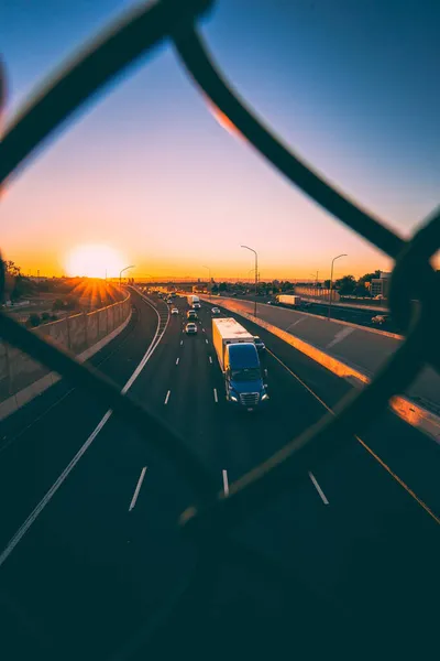 Vertical Shot Expressway Beautiful Sunset Sky Seen Caged Footbridge — Stock Photo, Image
