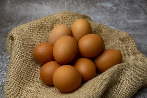雷法布上的鸡蛋 — 图库照片