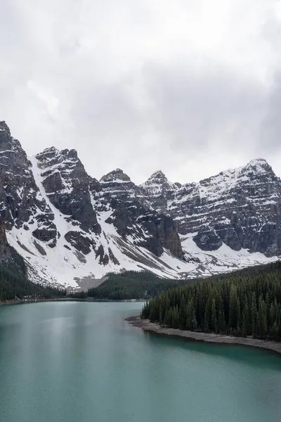 Vertical Shot Moraine Lake Surrounded Rocky Hills Covered Snow Canada — Stock Photo, Image