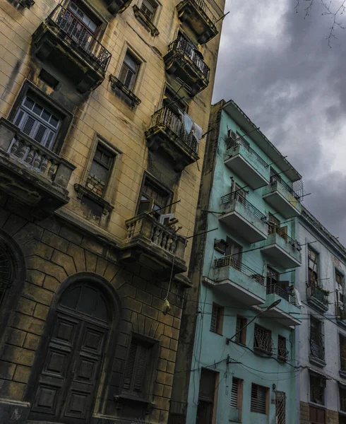 Niski Kąt Kolorowych Budynków Kubie Pochmurny Dzień — Zdjęcie stockowe