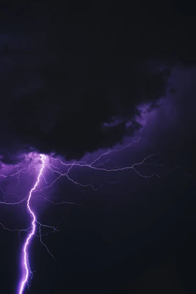紫色の稲妻の空の垂直ショット — ストック写真