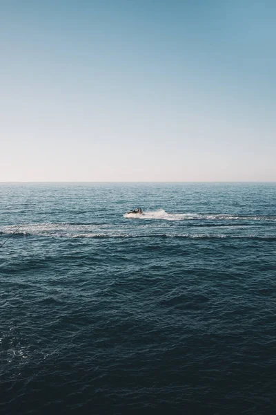 Colpo Verticale Dell Oceano Sotto Cielo Blu — Foto Stock