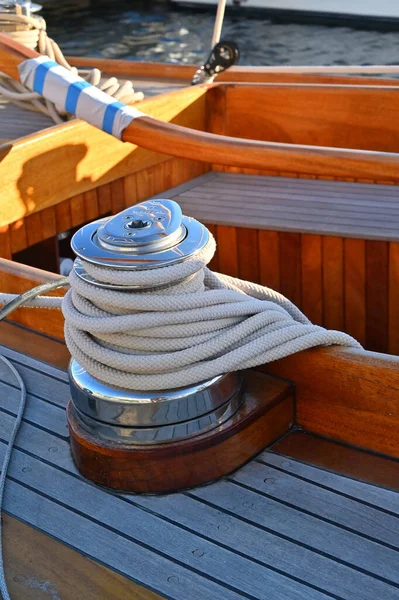 閉めろ 木製デッキ ウィンチ ロープ — ストック写真