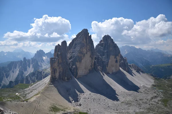 Três Picos Nas Dolomitas Pedras Ásperas Dows Verdes Vales Dolomites — Fotografia de Stock