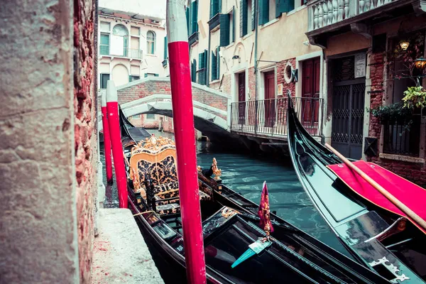 베네치아의한 강에서 곤돌라 쇄되어 — 스톡 사진