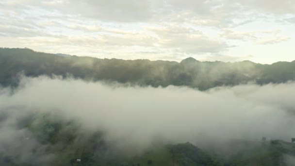 Montañas Cubiertas Nubes Niebla — Vídeos de Stock