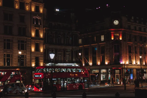 ロンドン イギリス 2015年8月2日 夜のロンドンバス — ストック写真